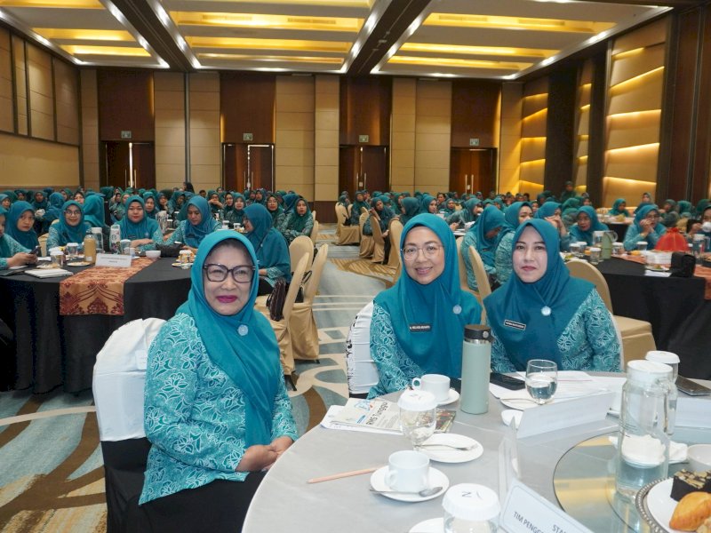 Ketua Tim Penggerak (TP) PKK Kota Makassar, Melinda Aksa (tengah), memimpin langsung Rapat Kerja (Raker) TP PKK Kota Makassar Tahun 2025 yang digelar di Barru Ballroom, Novotel Makassar Grand Shayla, Rabu (21/5/2025). @Jejakfakta/dok. Humas Pemkot Makassar