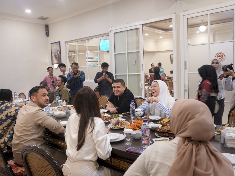 Wali Kota Makassar Munafri Arifuddin menjamu Wakil Menteri Kebudayaan Giring Ganesha di Rumah Makan Labakkang, Jalan Chairil Anwar, Makassar, Rabu (21/5/2025) malam. @Jejakfakta/dok. Humas Pemkot Makassar
