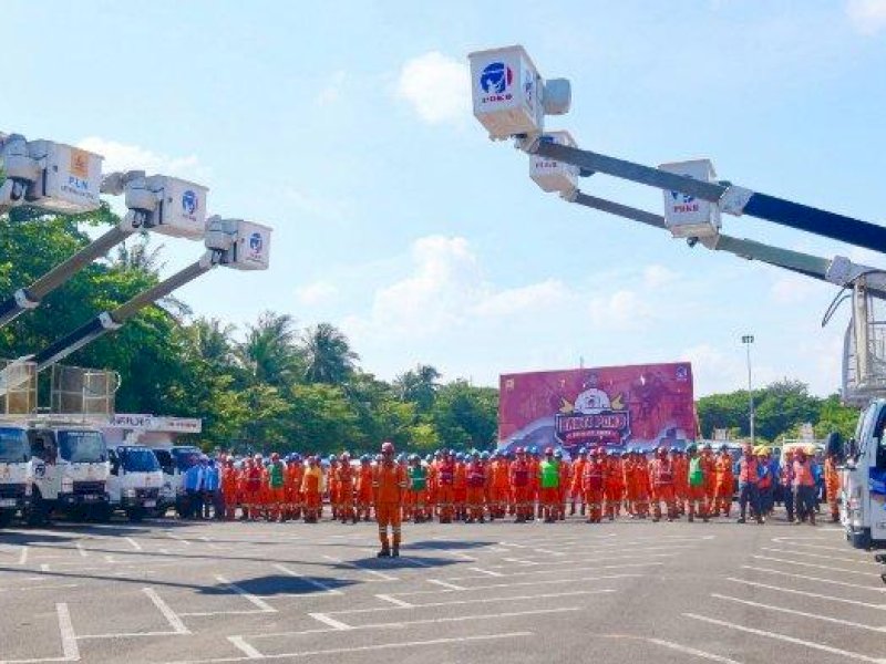 APEL BAKTI PDKB - PLN UID Sulselrabar menggelar Apel Pembukaan Bakti PDKB (Pekerjaan Dalam Keadaan Bertegangan) Semester I Tahun 2025, di Lapangan Hitam, Pantai Seruni, Kabupaten Bantaeng (19/5/2025). @Jejakfakta/dok. PLN