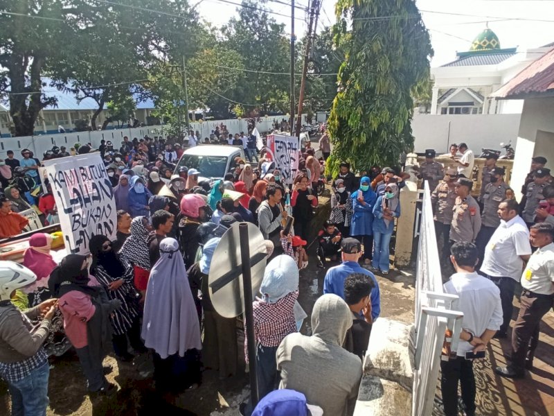 Ratusan petani dari Polongbangkeng, Kabupaten Takalar, Sulawesi Selatan, mendatangi Kantor Agraria dan Tata Ruang/Badan Pertanahan Nasional (ATR/BPN) Takalar, Rabu (21/5/2025), menuntut percepatan pembentukan Tim Penyelesaian Konflik Agraria sebagaimana direkomendasikan oleh Komnas HAM. @Jejakfakta/dok. Istimewa