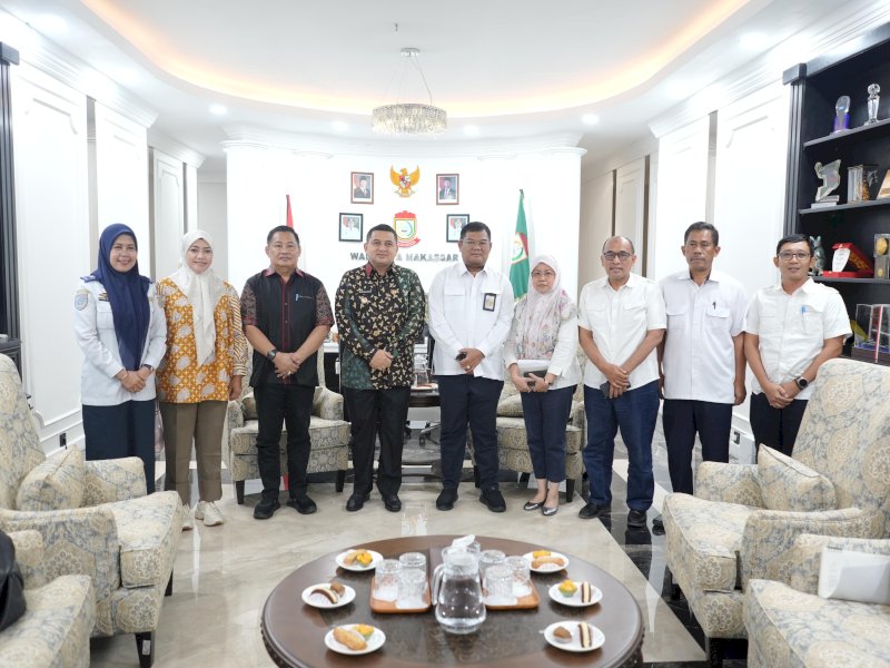 Plt Direktur Utama PDAM Kota Makassar Hamzah Ahmad mendampingi Wali Kota Makassar Munafri Arifuddin menerima kunjungan Kepala Balai Besar Pelaksana Jalan Nasional (BBPJN) Sulsel Asep Syarip Hidayat di Ruang Kerja Wali Kota, Makassar, Kamis (22/5/2025). (Foto dok. Humas PDAM Makassar). 