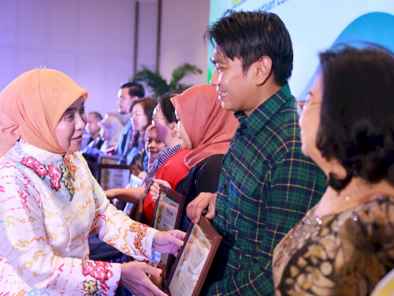  Wakil Wali Kota Makassar, Aliyah Mustika Ilham, memberikan apresiasi kepada 14 badan usaha yang dinilai aktif mendukung Program Jaminan Kesehatan Nasional (JKN) melalui inisiatif Corporate Social Responsibility (CSR), di Ballroom Phinisi 1, Claro Hotel Makassar, Kamis (22/5/2025). @Jejakfakta/dok. Humas dan IKP Kota Makassar