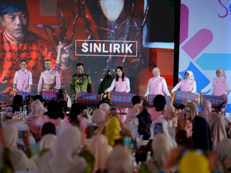 Ibu Selvi Gibran Rakabuming selaku Pembina Solidaritas Perempuan untuk Indonesia Kabinet Merah Putih (Seruni), secara resmi membuka kegiatan Warna Budaya dengan tajuk Mewarnai Nusantara dengan Budaya di Benteng Fort Rotterdam, Makassar, Sulawesi Selatan, Kamis (22/05/2025). @jejakfaktacom/Istimewa