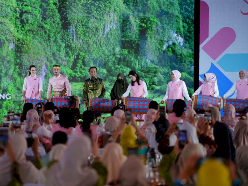 Selvy Ananda Gibran, membuka secara resmi gelaran Warna Budaya bertajuk "Mewarnai Nusantara dengan Budaya" di Fort Rotterdam, Makassar, Kamis (22/5). @jejakfaktacom/Humas Pemda Pangkep