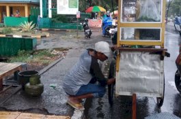 Gerobak Bakso Terbakar di Depan RS Ibnu Sina, Pemobil Berbaik Hati Padamkan Api dengan APAR