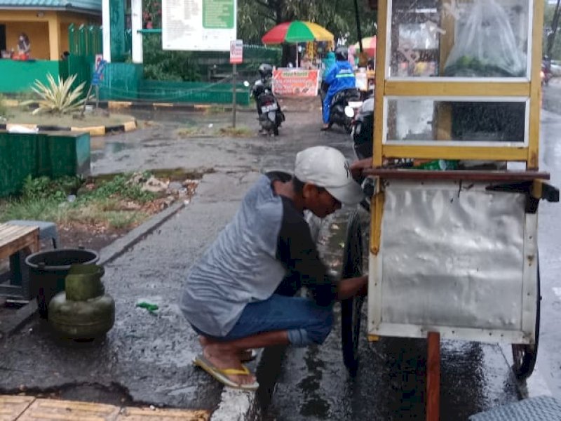 Gerobak bakso milik pedagang kaki lima terbakar di depan Rumah Sakit Ibnu Sina, Jalan Urip Sumoharjo, Kecamatan Panakkukang, Kota Makassar, pada Jumat (23/5/2025) sore. @Jejakfakta/Tangkapan Layar