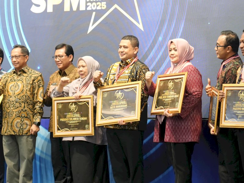Wali Kota Makassar Munafri Arifuddin, menerima penghargaan SPM Awards 2025, yang diselenggarakan Kementerian Dalam Negeri (Kemendagri), di Jakarta, Jumat (23/5/2025). @Jejakfakta/dok. Humas Pemkot Makassar