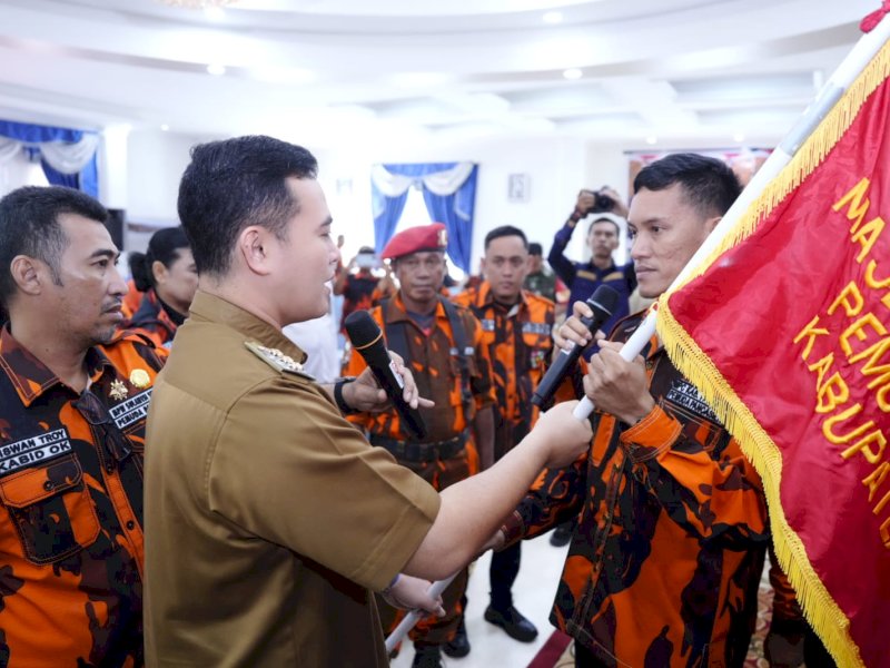 Bupati Pangkep Muhammad Yusran Lalogau (MYL), secara simbolis menyerahkan bendera pataka kepada Ketua MPC Pemuda Pancasila Kabupaten Pangkep masa bakti 2023&ndash;2027, di Aula Rumah Jabatan Bupati Pangkep, Senin, (26/5/2025). @jejakfaktacom/Humas Pemda Pangkep.