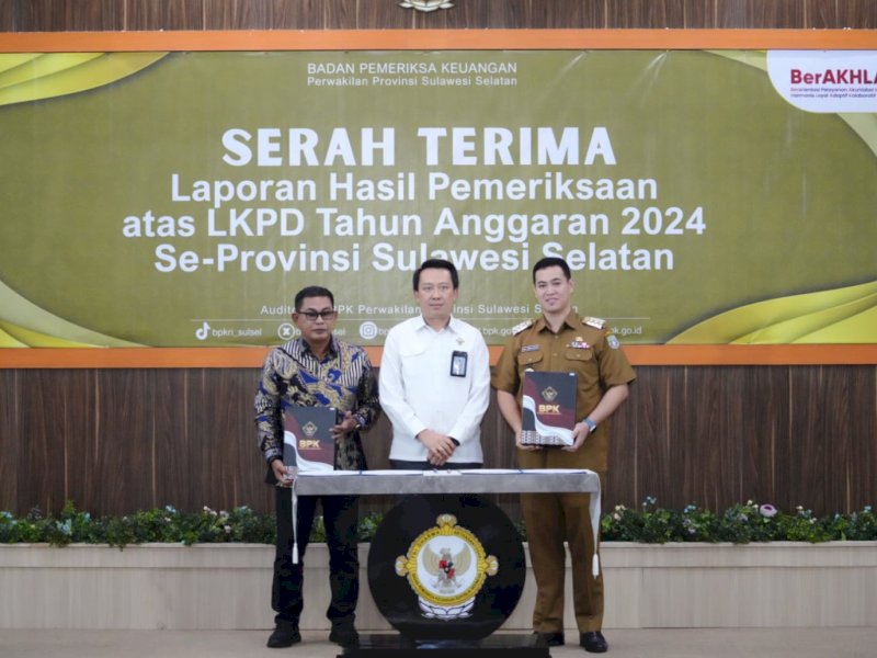 Bupati Pangkep didampingi Ketua DPRD Pangkep terima Laporan Hasil Pemeriksaan LKPD tahun anggaran 2024 di Aula kantor BPK Perwakilan Provinsi Sulawesi Selatan, Senin (26/5/2025). @jejakfakta.com/Humas Pemda Pangkep.