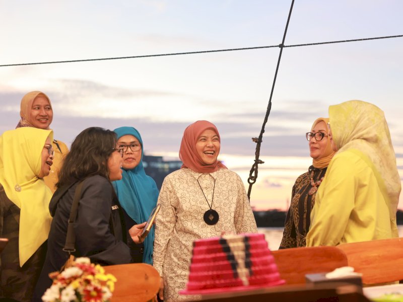 Wakil Wali Kota Makassar, Aliyah Mustika Ilham, mendampingi Menteri Pemberdayaan Perempuan dan Perlindungan Anak (PPPA) RI, Arifatul Choiri Fauzi, dalam kegiatan Phinisi Sailing di Anjungan Pantai Losari, Sabtu (24/5/2025). @Jejakfakta/dok. Humas Pemkot Makassar