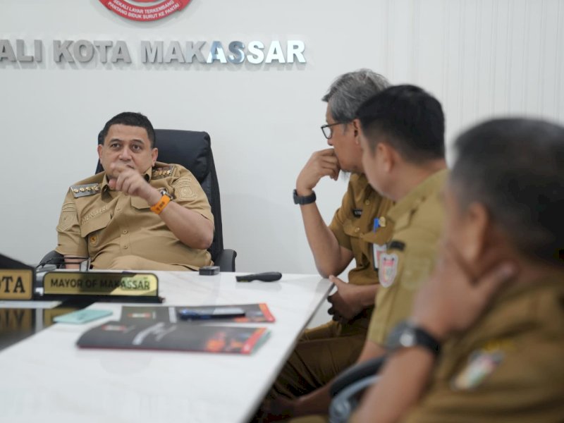 Wali Kota Makassar, Munafri Arifuddin, saat pemaparan dari tim Badan Riset dan Inovasi Daerah (BRIDA) Kota Makassar, terkait koordinasi dengan Kemendagri RI, perihal perseroda pangan dan infrastruktur, di kantor Balai Kota, Senin (26/5/2025). @Jejakfakta/dok. Humas Pemkot Makassar