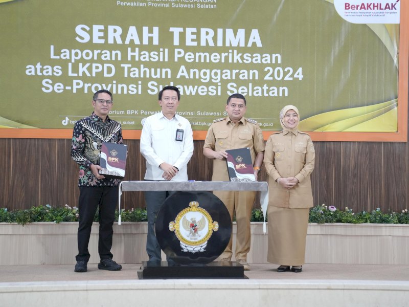 Serah terima LHP BPK atas LKPD Tahun Anggaran 2024 se-Sulsel diterima langsung Wali Kota Makassar dan Wakil Wali Kota, Munafri Arifuddin-Aliyah Mustika Ilham dan Ketua DPRD Makassar Supratman, di Auditorium BPK Perwakilan Provinsi Sulsel, Jalan AP Pettarani, Senin (26/5/2025). @Jejakfakta/dok. Humas Pemkot Makassar