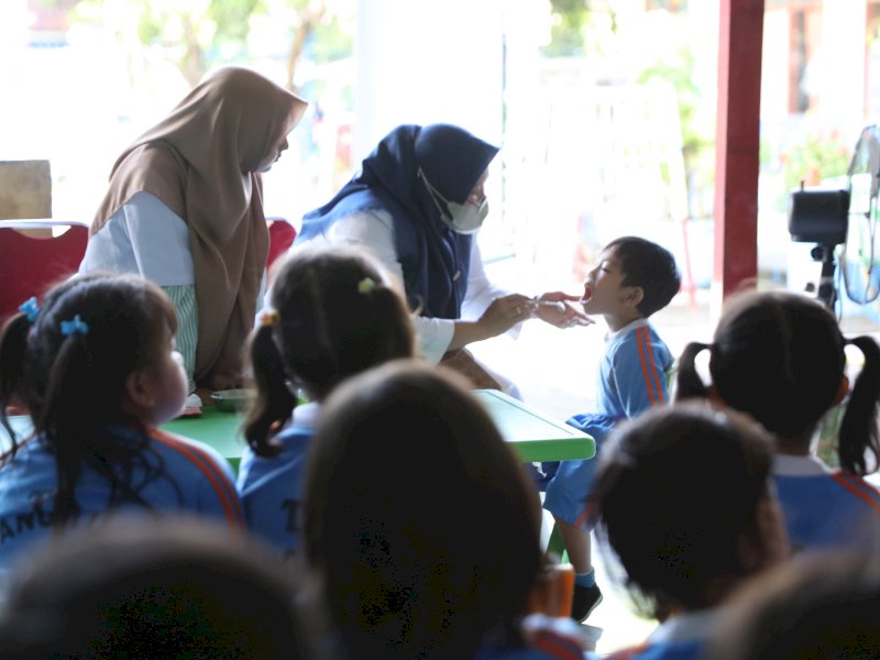 Bunda PAUD Kota Makassar, Melinda Aksa hadir langsung dalam kegiatan pemeriksaan kesehatan gigi dan mulut bagi anak-anak PAUD di TK Hang Tuah, Jumat (24/5/2025). @Jejakfakta/dok. Humas Pemkot Makassar