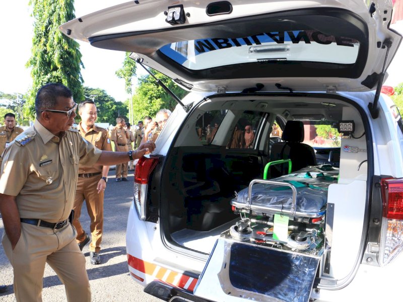 Bupati Bulukumba Andi Muchtar Ali Yusuf menyerahkan satu unit mobil ambulans kepada RSUD H. Andi Makkarodda Tanete. @Jejakfakta/dok. Humas Pemkab Bulukumba