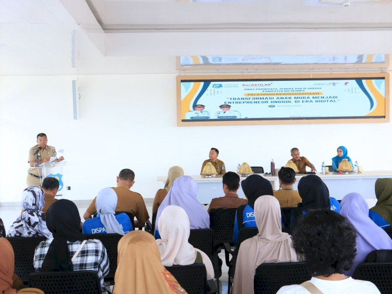 Bupati Bulukumba Andi Muchtar Ali Yusuf berbicara di hadapan 50-an anak muda peserta pelatihan kewirausahaan di Lantai 4 Gedung Pinisi, Senin (26/5/2025). Bupati berlatar pengusaha ini, menekankan pentingnya sikap pemberani. @Jejakfakta/dok. Humas Pemkab Bulukumba