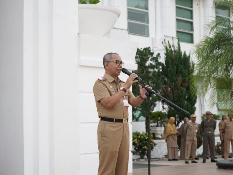 Sekretaris Daerah (Sekda) Kabupaten Luwu Timur, H. Bahri Suli, saat memimpin apel pagi di halaman Kantor Bupati, Senin (26/5/2025). @Jejakfakta/dok. Humas Pemkab Lutim