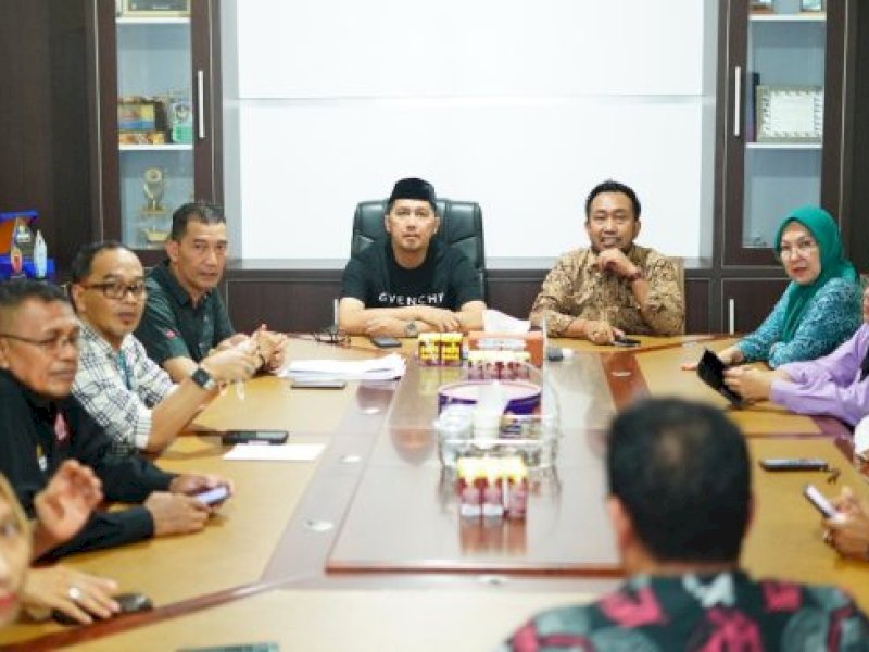 Pemerintah Kota Makassar melalui Badan Pemberdayaan Masyarakat menggelar rapat koordinasi (rakor) bersama Camat Makassar Husni Mubarak, para lurah se-Kecamatan Makassar, serta sejumlah Satuan Kerja Perangkat Daerah (SKPD) terkait, pada Jumat (23/5/2025). @Jejakfakta/dok. Istimewa