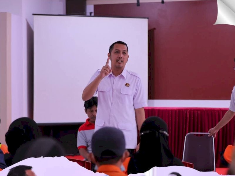 Camat Makassar, Husni Mubarak, menekankan pentingnya peran Satgas Kebersihan dalam menciptakan lingkungan kota yang bersih dan nyaman. @Jejakfakta/Istimewa