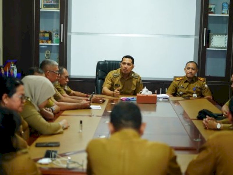 Camat Makassar, Husni Mubarak, menggelar rapat koordinasi bersama seluruh lurah se-Kecamatan Makassar pada Senin sore (19/5/2025) di ruang kerjanya. @Jejakfakta/dok. Istimewa
