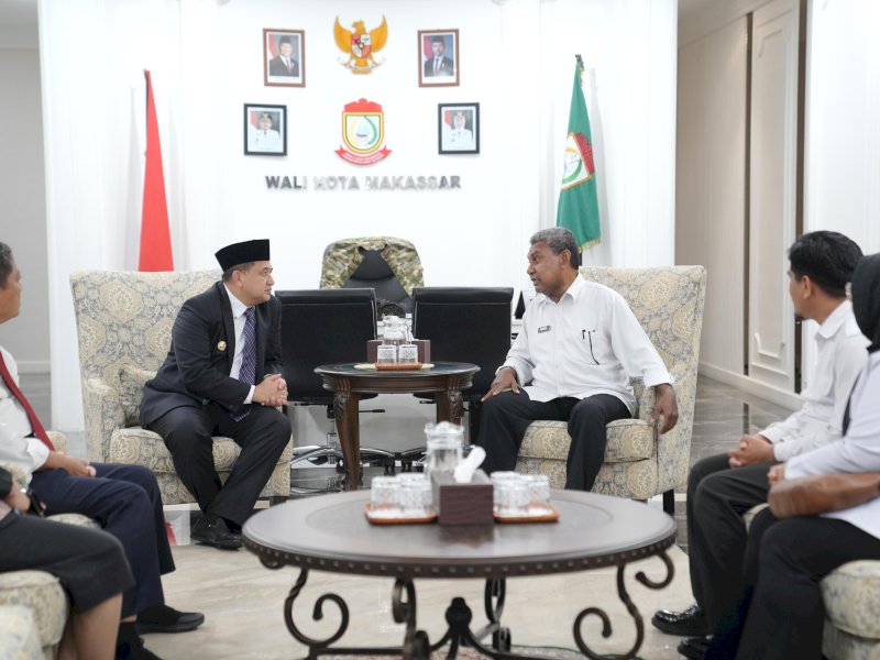 Wali Kota Makassar, Munafri Arifuddin, saat menerima kunjungan Kepala Kantor Wilayah Kemenkumham Sulawesi Selatan, Daniel Rumsowek, di Balai Kota Makassar, Selasa (27/5/2025). @Jejakfakta/dok. Humas Pemkot Makassar
