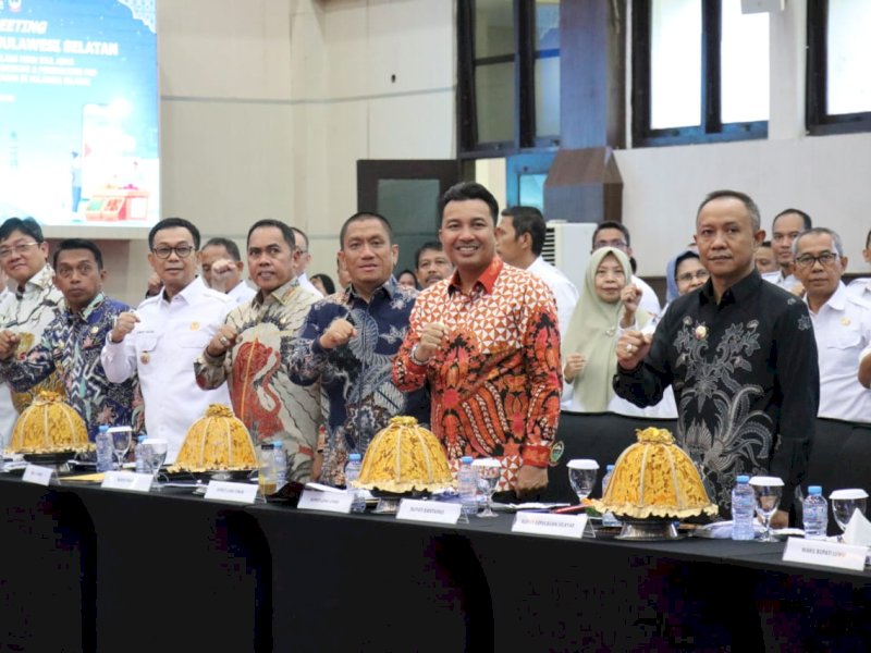 Bupati Luwu Timur, Irwan Bachri Syam menghadiri High Level Meeting (HLM) TPID dan TP2DD Provinsi Sulawesi Selatan, di Ruang Pola Kantor Gubernur Sulsel, Rabu (28/5/2025). @Jejakfakta/dok. Humas Pemkab Lutim