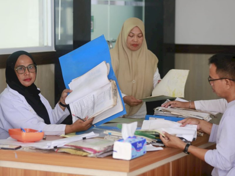 Dinas Perpustakaan dan Kearsipan (DPK) Kabupaten Luwu Timur melaksanakan kegiatan pendampingan verifikasi dan identifikasi arsip di lingkungan Sekretariat Daerah (Setda) Luwu Timur pada Rabu (28/5/2025). @Jejakfakta/dok. Humas Pemkab Lutim