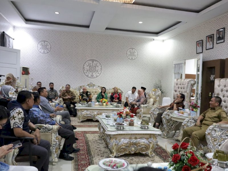 Bupati Luwu Timur, Irwan Bachri Syam, menggelar jamuan makan malam untuk menyambut Rektor Universitas Hasanuddin (Unhas), Prof. Dr. Ir. Jamaluddin Jompa, beserta rombongan civitas akademika Unhas di Rumah Jabatan Bupati, Puncak Indah, Malili, pada Selasa malam (27/05/2025). @Jejakfakta/dok. Humas Pemkab Lutim