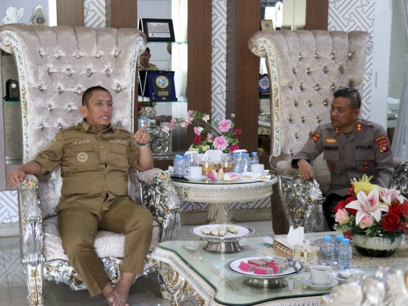 Bupati Luwu Timur, Irwan Bachri Syam,  saat menerima audiensi rombongan Kepala BNN Kota Palopo, AKBP Herman, di Rumah Jabatan Bupati Luwu Timur, Puncak Indah, Malili, Selasa (27/05/2025). @Jejakfakta/dok. Humas Pemkab Lutim