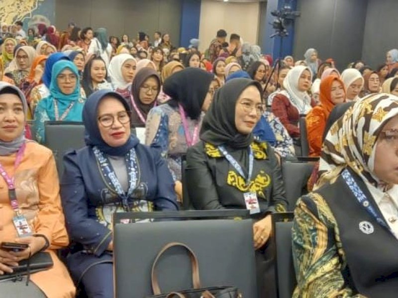 Ketua TP PKK Kabupaten Luwu Timur, dr. Ani Nurbani Irwan (tengah) mengikuti kegiatan Women Program yang digelar oleh Asosiasi Pemerintah Kabupaten Seluruh Indonesia (APKASI), Jumat (30/05/2025). @Jejakfakta/dok. Humas Pemkab Lutim