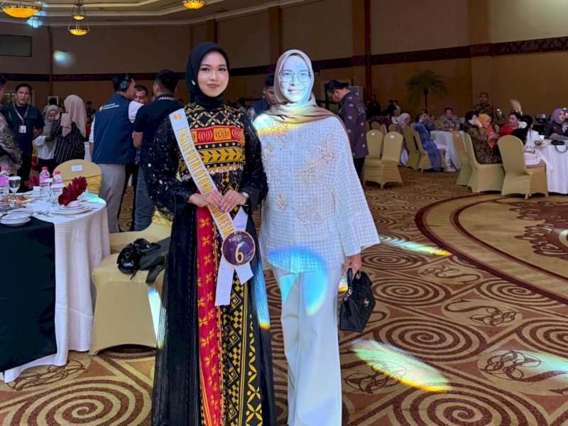 Ketua Tim Penggerak PKK Kabupaten Luwu Timur, dr. Ani Nurbani Irwan, hadir langsung dalam malam Grand Final Pemilihan Putri Otonomi Indonesia 2025 yang digelar di Hotel Sutan Raja, Minahasa Utara, Jumat (30/5/2025). Kehadirannya sekaligus menjadi bentuk dukungan penuh kepada Dewi Astika, finalis asal Luwu Timur. @Jejakkfakta/dok. Humas Pemkab Lutim