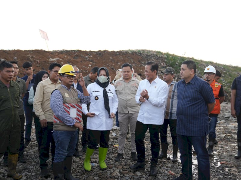 Menteri Lingkungan Hidup dan Kehutanan (LHK), Hanif Faisol Nurofiq, saat meninjau langsung Tempat Pembuangan Akhir (TPA) Antang di Makassar pada Jumat (30/5/2025). @Jejakfakta/dok. Humas Pemkot Makassar