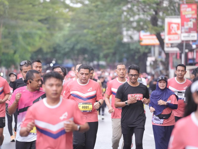 Wali Kota Makassar, Munafri Arifuddin, ikut memeriahkan ajang Makassar Half Marathon (MHM) 2025 yang digelar di Anjungan Pantai Losari, Sabtu (31/5/2025). @Jejakfakta/dok. Humas Pemkot Makassar