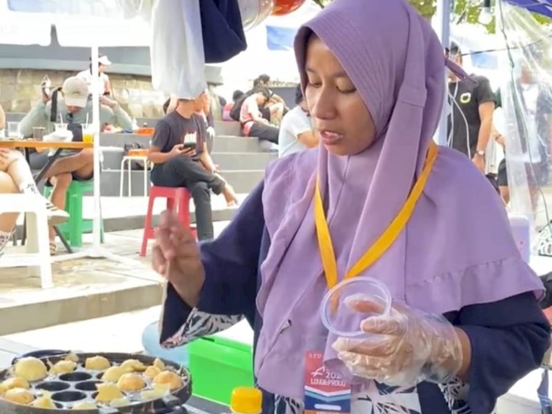 Sejumlah pelaku UMKM membuka lapak di sekitar area Gelaran Makassar Half Marathon (MHM) 2025 yang berlangsung Sabtu pagi (31/5/2025). @Jejakfakta/Muh. Alfayed