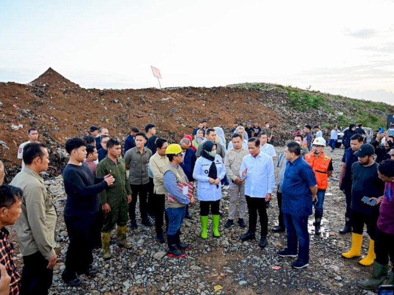  Wakil Gubernur Sulawesi Selatan, Fatmawati Rusdi, mendampingi Menteri Lingkungan Hidup dan Kehutanan (LHK), Hanif Faisol Nurofiq, dalam kunjungan kerja ke Tempat Pemrosesan Akhir (TPA) Tamangapa, Kota Makassar, pada Jumat (30/5/2025). @Jejakfakta/dok. Humas Pemprov Sulsel
