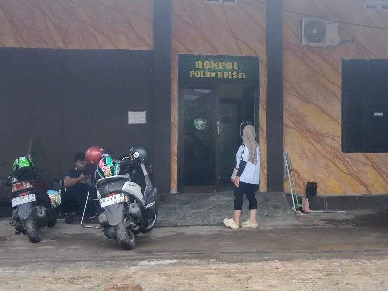 Keluarga MRA (15), siswa kelas enam Sekolah Dasar (SD) di Kota Makassar, Sulawesi Selatan, memutuskan untuk melakukan autopsi terhadap jenazah MRA di Rumah Sakit Bhayangkara Makassar, Sabtu (31/5/2025). @Jejakfakta/Samsir