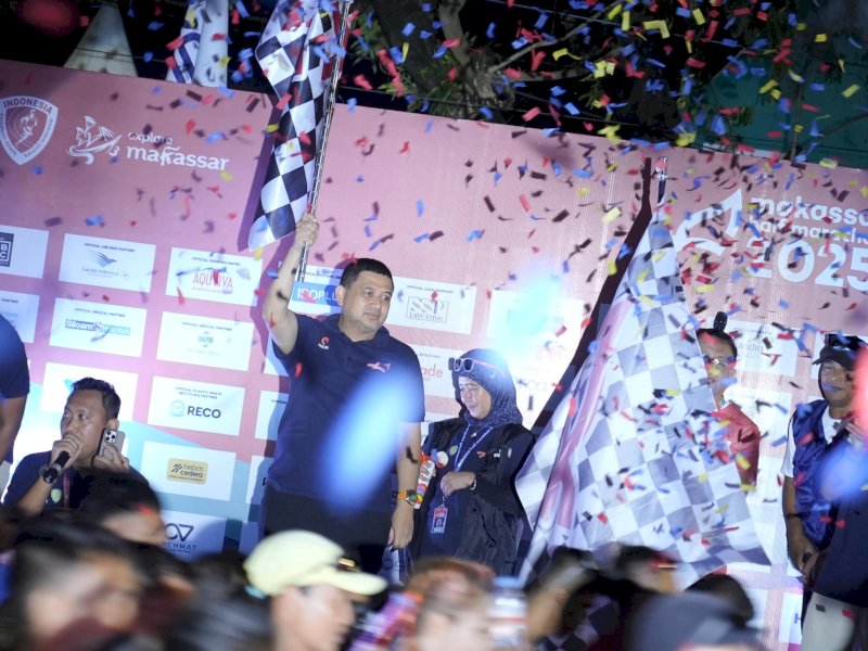 Wali Kota Makassar Munafri Arifuddin, saat mengangkat bendera star gelaran Makassar Half Marathon (MHM) 2025, Minggu (1/6/2025), di Anjungan Pantai Losari. @Jejakfakta/dok. Humas Pemkot Makassar 