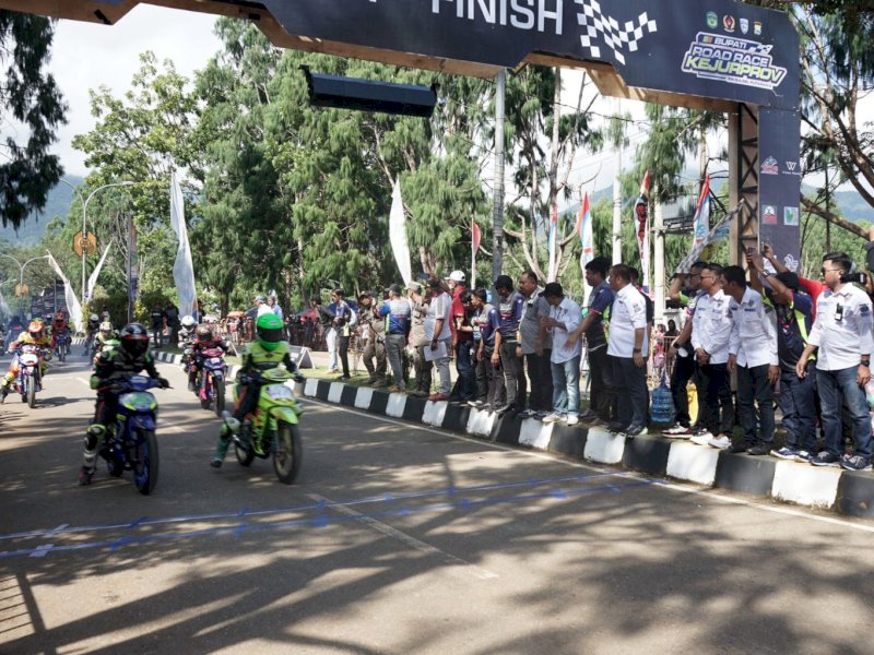 Bupati Luwu Timur, Irwan Bachri Syam, didampingi Kapolres Lutim AKBP Zulkarnain, membuka secara simbolis Kejurprov Road Race IMI Sulsel Putaran 2 Tahun 2025 di Sirkuit Taman Sayang Malili, Desa Puncak Indah, Kecamatan Malili, Sabtu (31/5/2025). @Jejakfakta/dok. Humas Pemkab Lutim