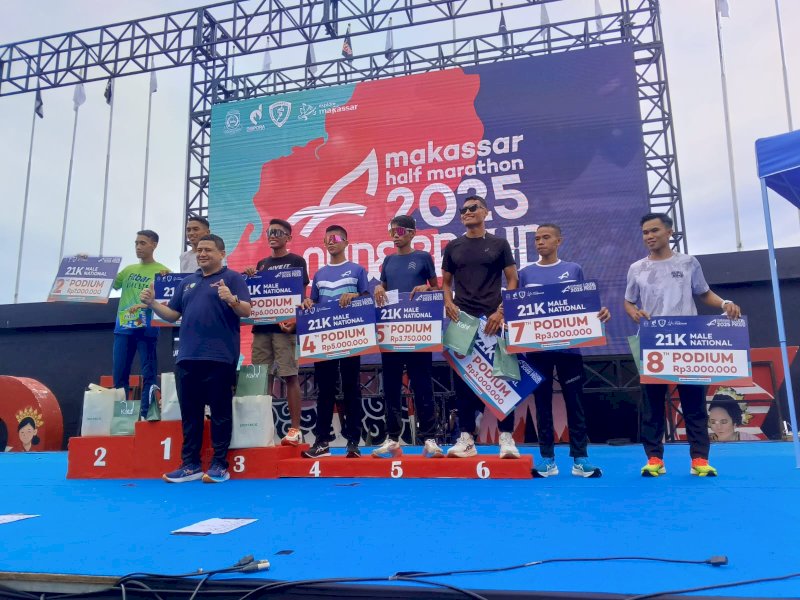 Juara Ajang Makassar Half Marathon (MHM) 2025 yang digelar selama dua hari, Sabtu hingga Minggu (31 Mei &ndash; 1 Juni) di Pantai Losari. @Jejakfakta/Muh. Alfayed