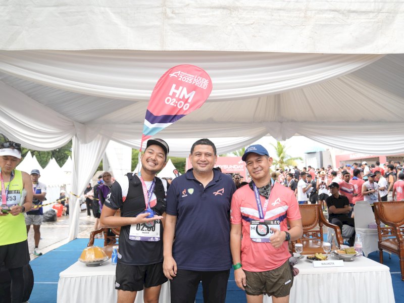 Andi Januar Jaury Dharwis bersama Wali Kota Makassar Munafri Arifuddin di event Makassar Half Marathon (MHM) 2025. @Jejakfakta/dok. Humas Pemkot Makassar