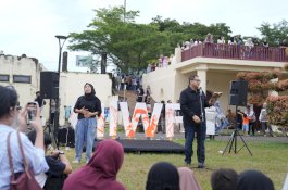 Wali Kota Makassar Bacakan Puisi &ldquo;Pulang ke Dapur Ibu&rdquo; di MIWF 2025, Sentuh Hati Ribuan Penonton