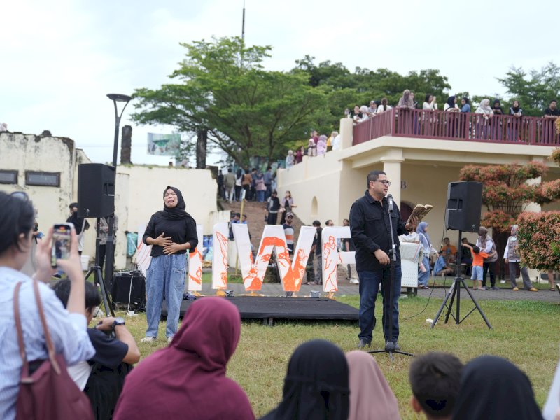 Wali Kota Makassar, Munafri Arifuddin, membacakan puisi &ldquo;Pulang ke Dapur Ibu&rdquo; karya M. Aan Mansyur dalam gelaran Makassar International Writers Festival (MIWF) 2025, Minggu (2/6/2025). @Jejakfakta/dok. Humas Pemkot Makassar