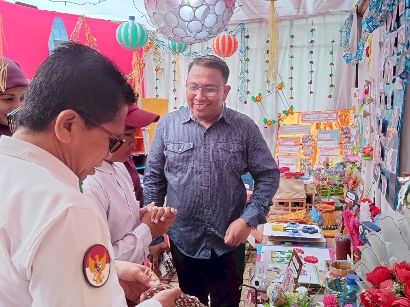 Kepala Dinas Pendidikan Kabupaten Pangkep membuka secara resmi kegiatan Kelompok Kerja Kepala Sekolah (K3S) Wilayah III Kecamatan Pangkajene sukses menggelar Gelar Karya Projek Penguatan Profil Pelajar Pancasila (P5) Sekolah Dasar (SD) tahun ajaran 2024/2025 di UPT SDN 38 Bonto Perak, Senin (2/6/2025). @jejakfaktacom/Humas Pemda Pangkep.
