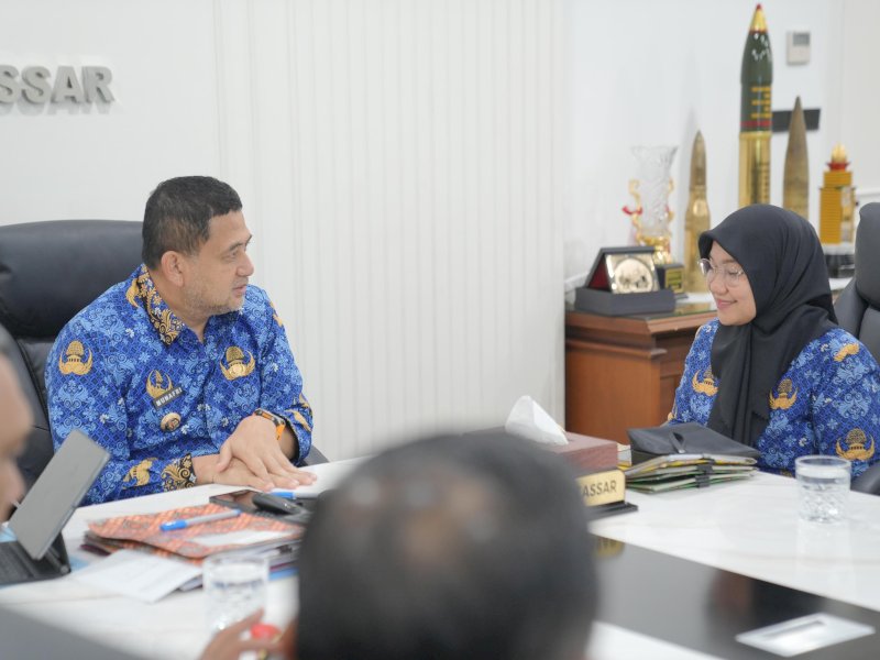 Wali Kota Makassar, Munafri Arifuddin, bersama Kepala Dinas Kesehatan Makassar, dr. Nursaidah Sirajuddin, saat rapat koordinasi bersama di Kantor Balai Kota Makassar, Senin (2/6/2025). @Jejakfakta/dok. Humas Pemkot Makassar