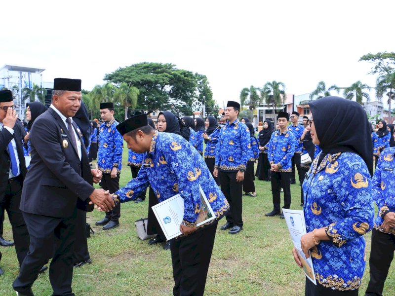Bupati Bulukumba Andi Muchtar Ali Yusuf menyerahkan Surat Keputusan (SK) pengangkatan kepada 100 Calon Pegawai Negeri Sipil (CPNS) dan 66 Pegawai Pemerintah dengan Perjanjian Kerja (PPPK) formasi tahun 2024. @Jejakfakta/dok. Humas Pemkab Bulukumba