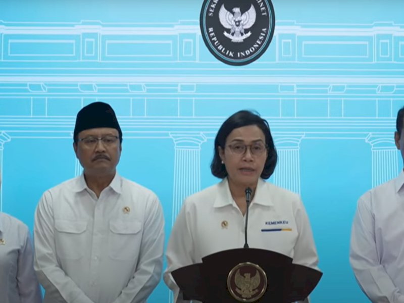 Menteri Keuangan Sri Mulyani Indrawati menyampaikan pembatalan rencana pemberian diskon tarif listrik sebesar 50%  usai rapat terbatas dengan Presiden Prabowo Subianto di Istana Kepresidenan, Senin (2/6/2025). @jejakfaktacom/Istimewa