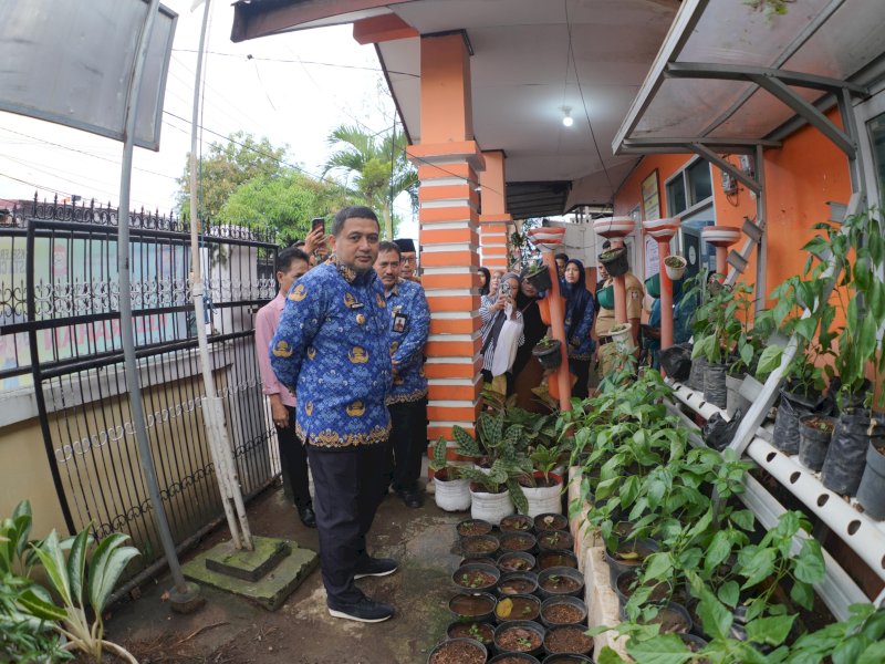  Wali Kota Makassar, Munafri Arifuddin, melakukan kunjungan kerja ke Kelurahan Kampung Buyang, Kecamatan Mariso, Kota Makassar, dalam rangka memantau kesiapan kelurahan tersebut menghadapi Lomba Kelurahan Terpadu Tahun 2025, Selasa (3/6/2025). @Jejakfakta/dok. Humas Pemkot Makassar