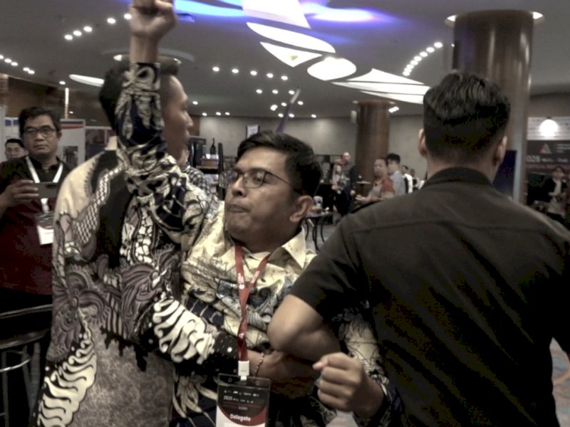 Aksi damai yang digelar aktivis Greenpeace Indonesia bersama warga Papua pada Selasa (3/6), berujung penangkapan oleh aparat kepolisian. @Jejakfakta/dok. Istimewa