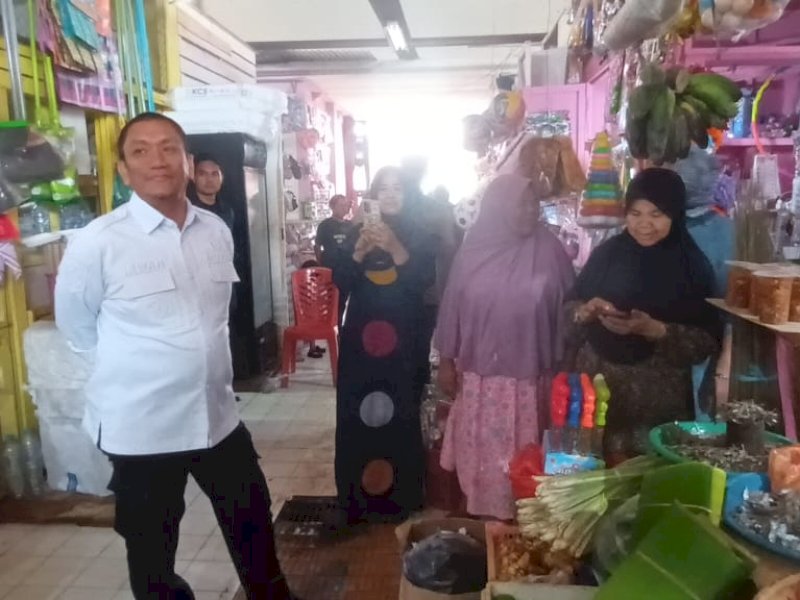 Bupati Luwu Timur Irwan Bachri Syam meninjau Pasar Malindungi sebagai tindak lanjut rencana revitalisasi. @Jejakfakta/dok. Humas Pemkab Lutim