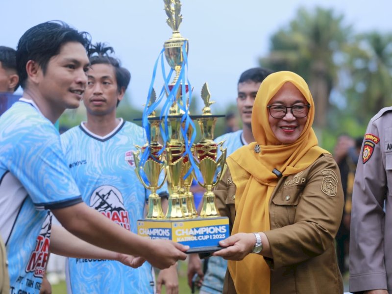 Wakil Bupati Luwu Timur, Puspawati Husler, menyerahkan piala juara Turnamen Sepak Bola Katrol Cup 1 yang digelar oleh Karang Taruna Desa Laro, Selasa (3/6/2025). @Jejakfakta/dok. Humas Pemkab Lutim