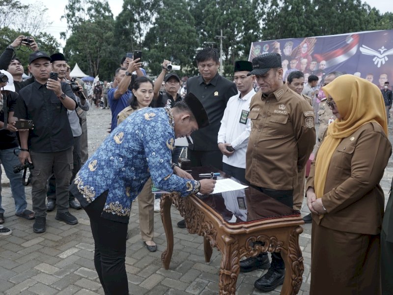 Penyerahan SK  2.283 orang Calon Pegawai Negeri Sipil (CPNS) dan Pegawai Pemerintah dengan Perjanjian Kerja (PPPK) di Kabupaten Luwu Timur dilakukan usai upacara peringatan Hari Lahir Pancasila di Lapangan Pendidikan, Desa Puncak Indah, Kecamatan Malili, Senin (2/6/2025). @Jejakfakta/dok. Humas Pemkab Lutim